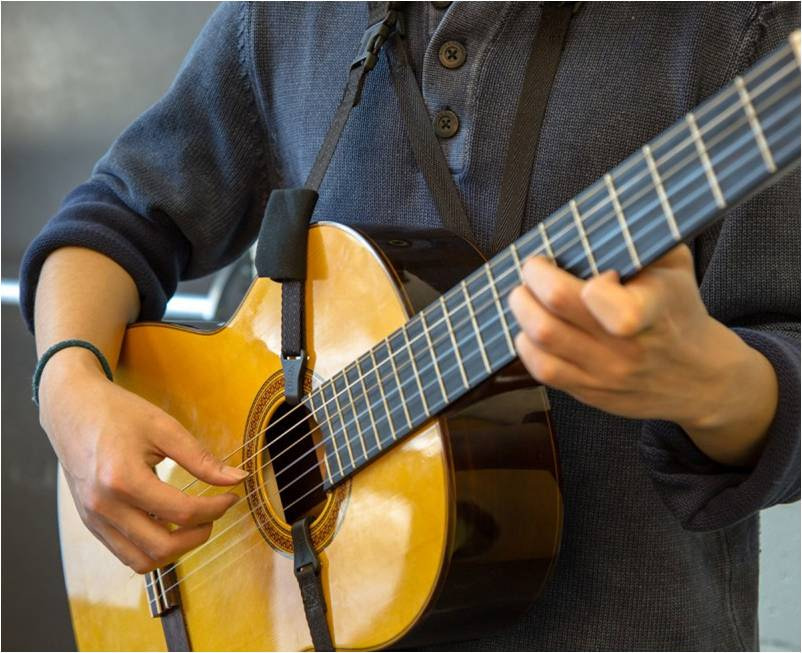 How to Choose an Acoustic Guitar for Beginners